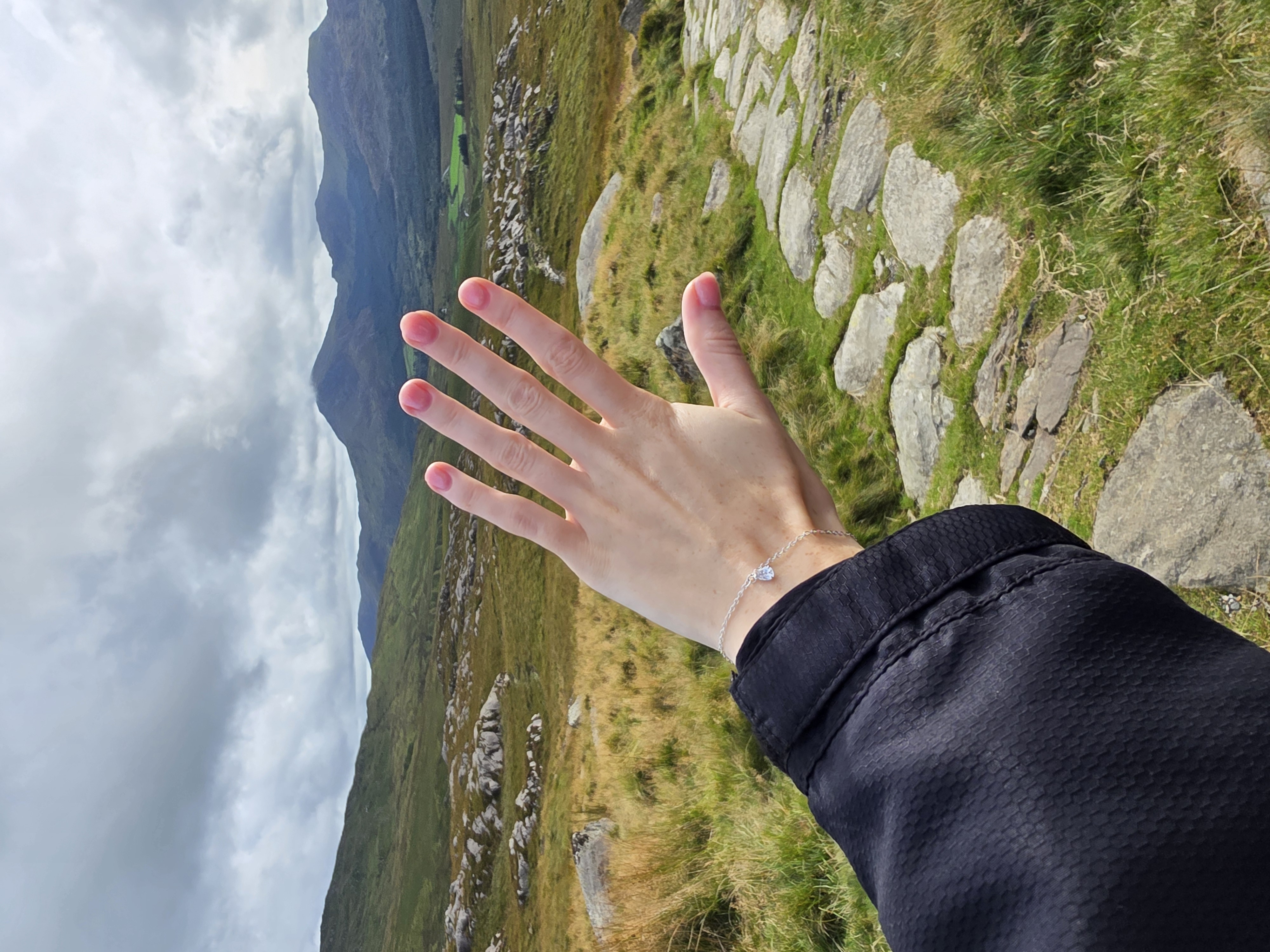 Permanent jewellery - bracelet, silver with peaks background