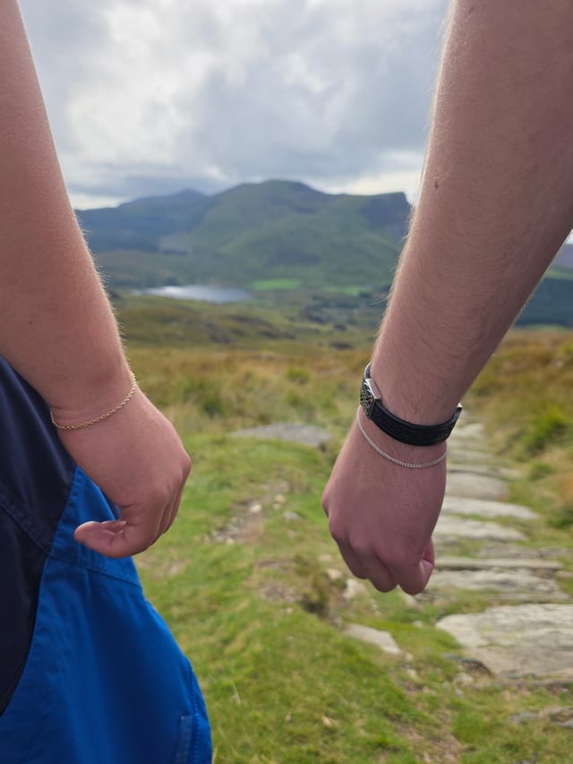 Permanent jewellery - bracelet, men with peaks background