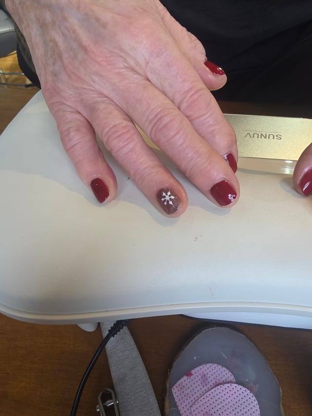 Nail set - red nails with snowflake