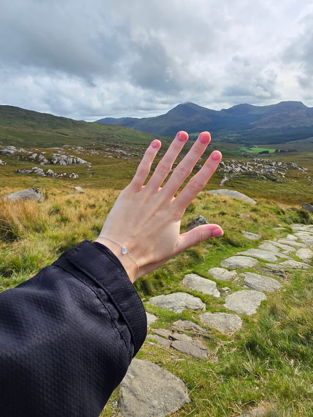 Permanent jewellery - bracelet, silver with peaks background